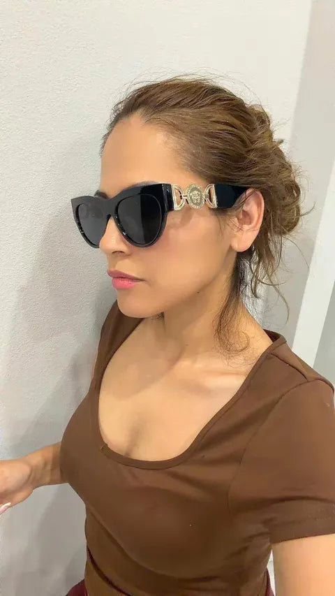 Sunglasses (It comes in a box and with its case)
