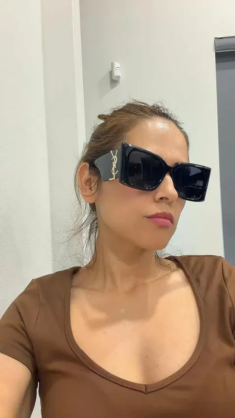 Sunglasses (It comes in a box and with its case)