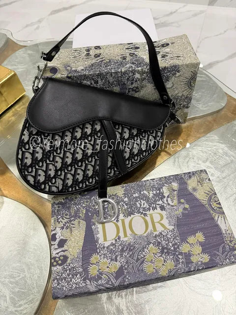 NEW ARRIVAL! Purse great quality in box (purse only)