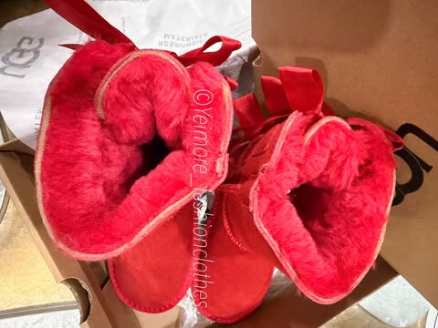 Beautiful UGG-style boots for kids featuring multiple satin bows and a soft, cozy lining. Perfect for adding a cute and stylish touch to any outfit.