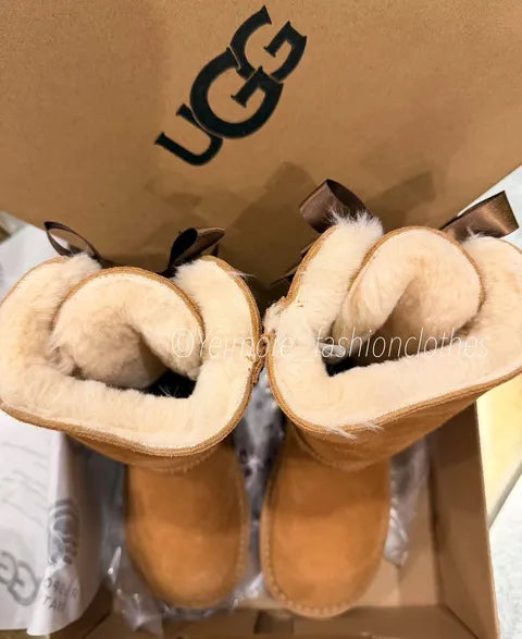 Beautiful UGG-style boots for girls, featuring multiple satin bows and a soft, cozy lining. Perfect for adding a cute and stylish touch to any outfit.