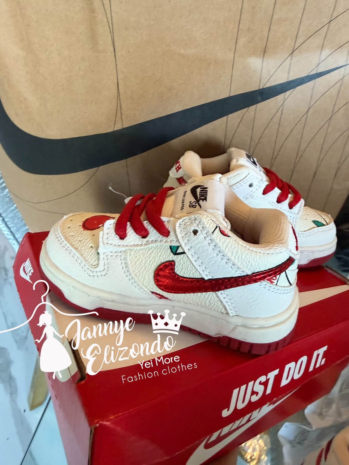 Includes box. Children’s sneakers with an embroidered logo detail on the back. ✨