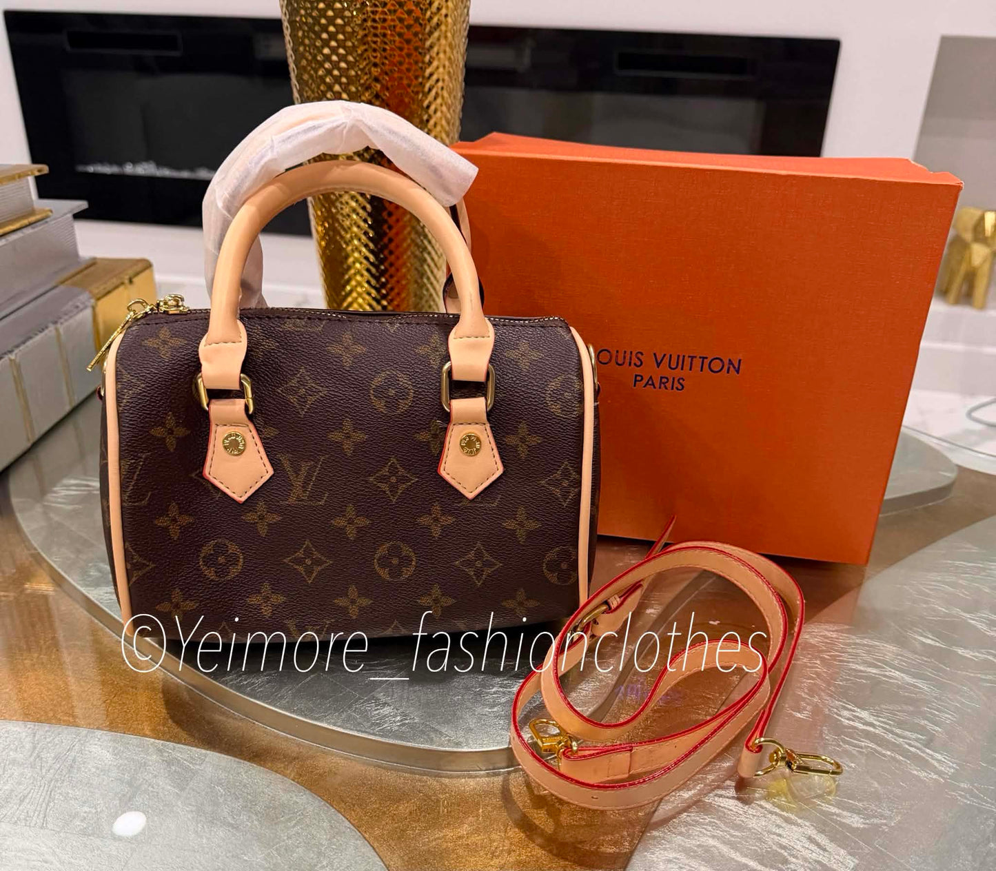 Adult, pre-teen and girl handbag. Great quality (Includes box & strap to use as crossbody)