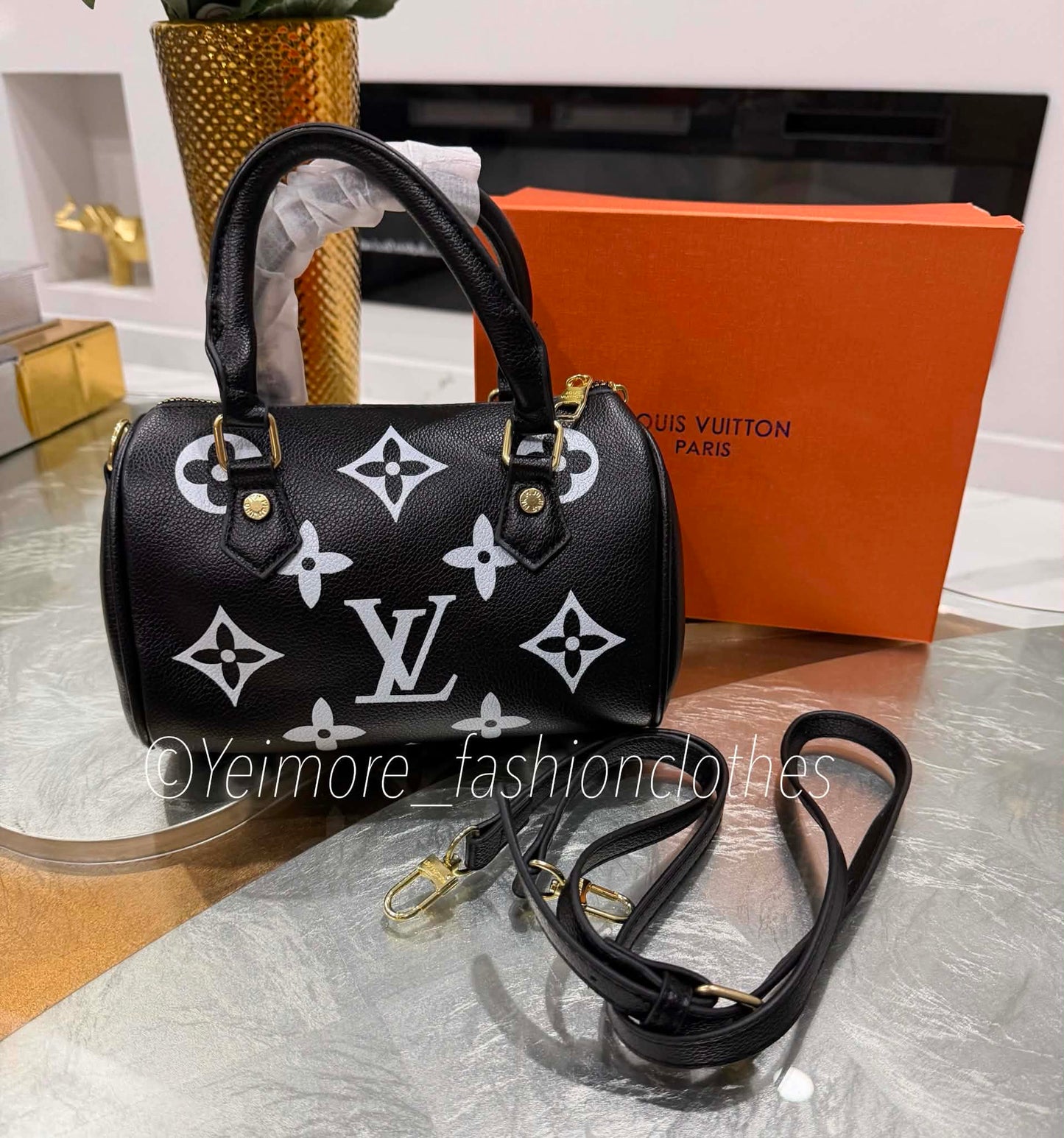 Adult, pre-teen and girl handbag. Great quality (Includes box & strap to use as crossbody)