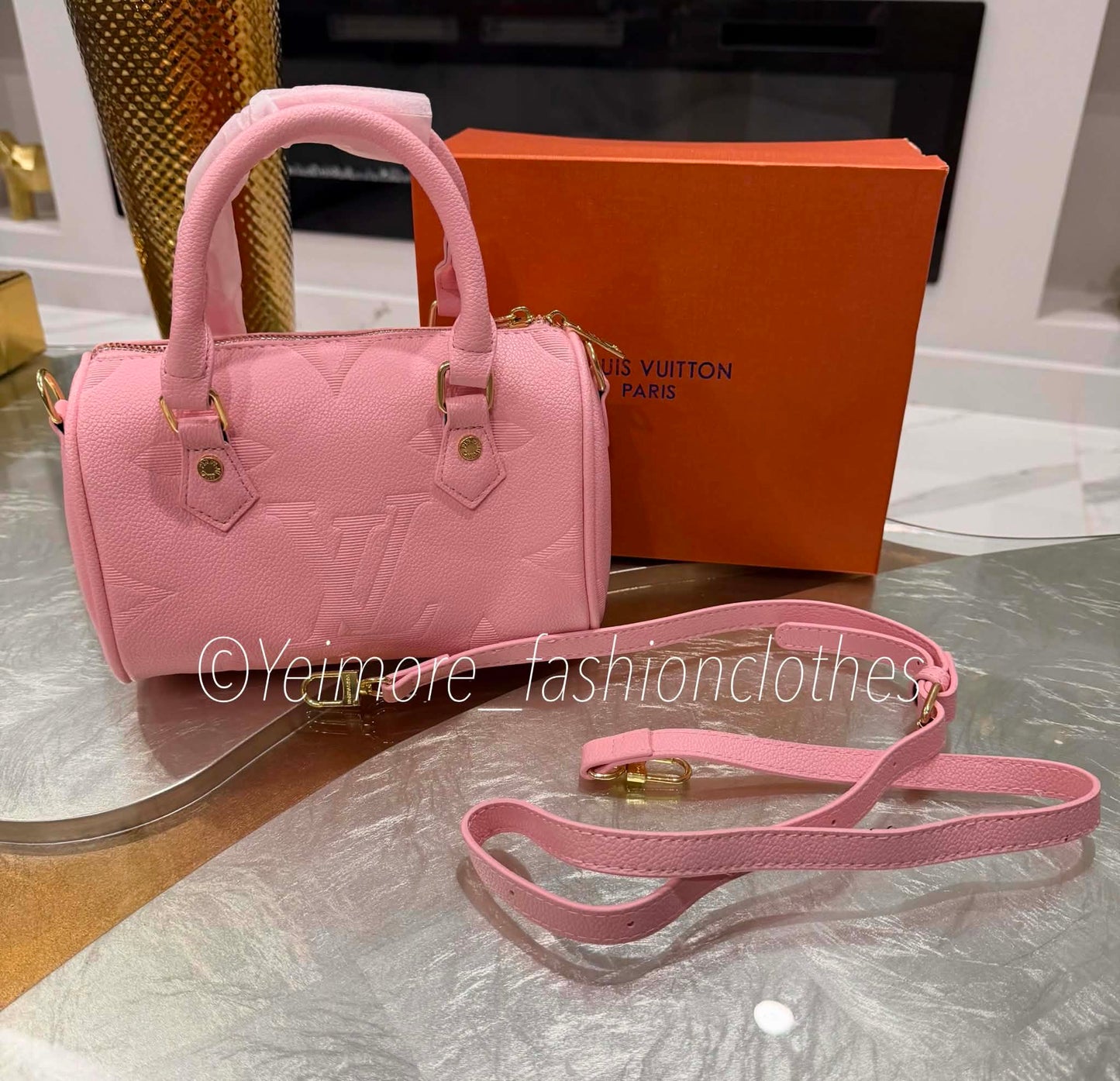 Adult, pre-teen and girl handbag. Great quality (Includes box & strap to use as crossbody)