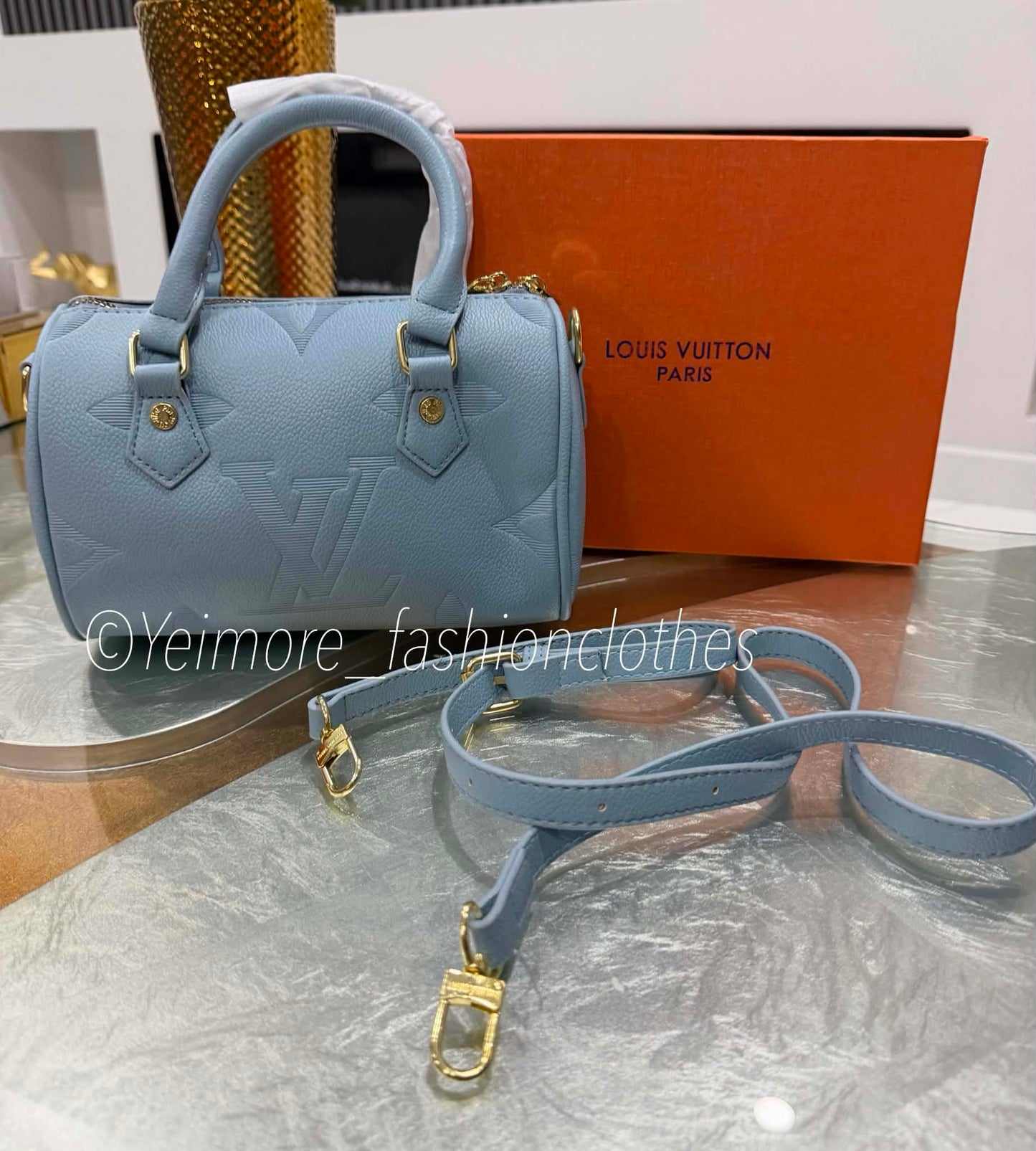 Adult, pre-teen and girl handbag. Great quality (Includes box & strap to use as crossbody)