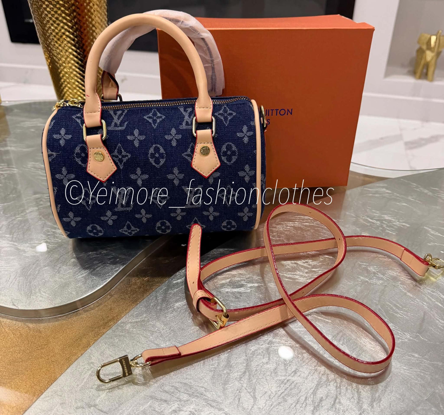 Adult, pre-teen and girl handbag. Great quality (Includes box & strap to use as crossbody)