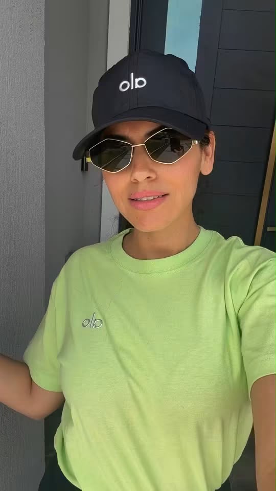Sunglasses (It comes in a box and with its case)