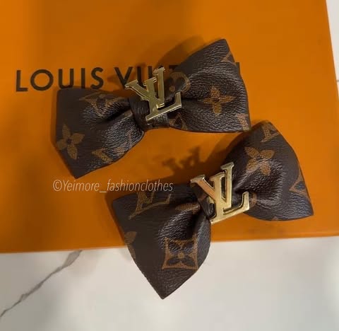 Pair of bows