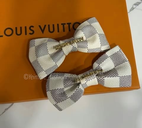 Pair of bows