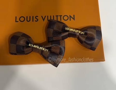 Pair of bows