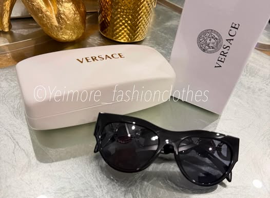 Sunglasses (It comes in a box and with its case)