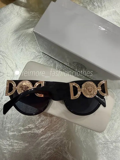 Sunglasses (It comes in a box and with its case)