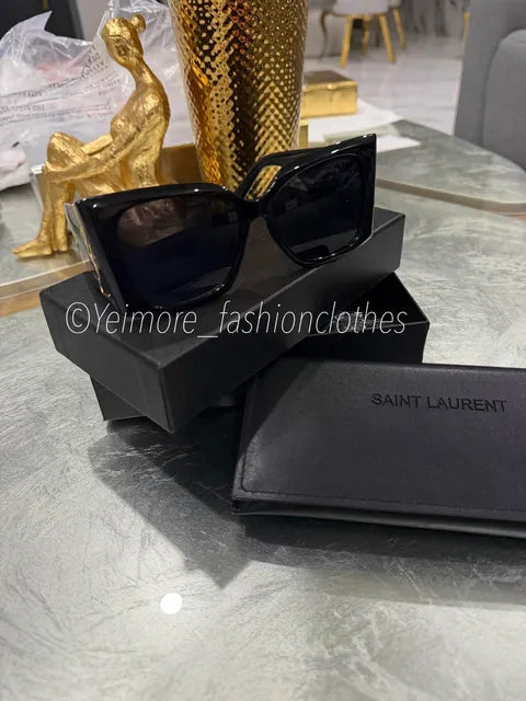 Sunglasses (It comes in a box and with its case)