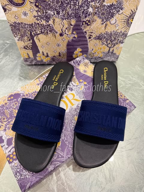 Sandals great quality in box
