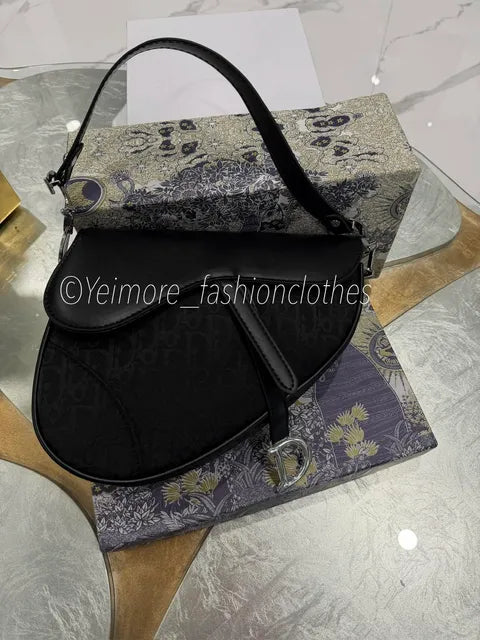 NEW ARRIVAL! Purse great quality in box (purse only)