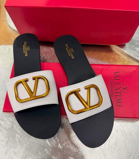 Sandals great quality in box