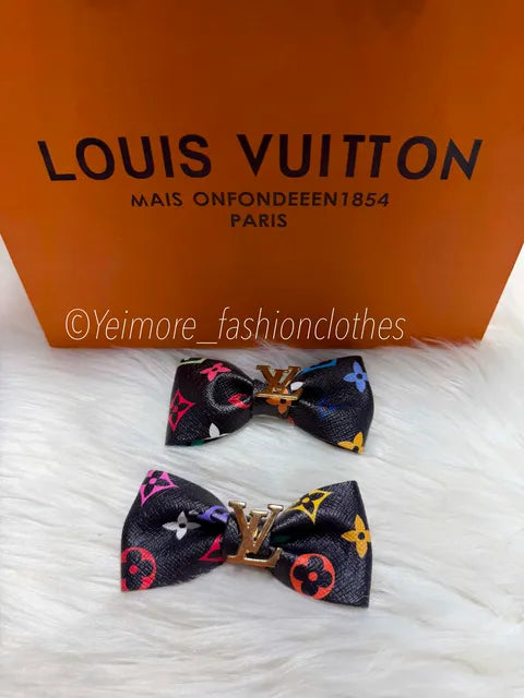 Pair of bows