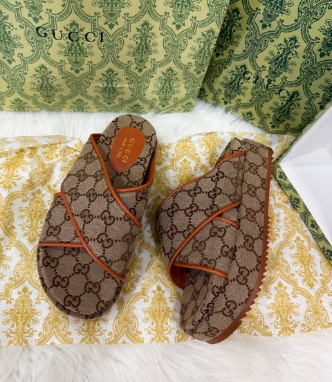 Sandals great quality include box
