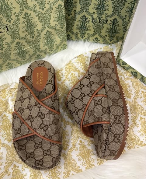 Sandals great quality include box