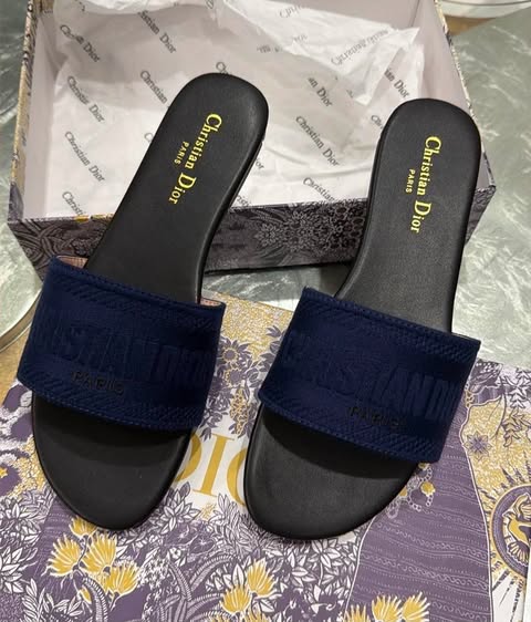 Sandals good quality in box