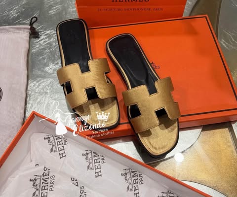 Sandals good quality in box