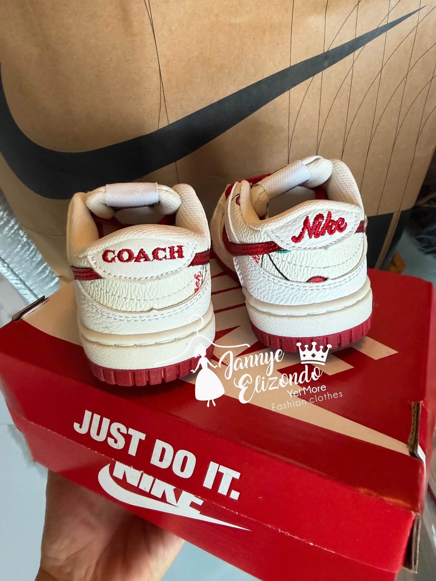 Includes box.  Children’s sneakers with an embroidered logo detail on the back. ✨