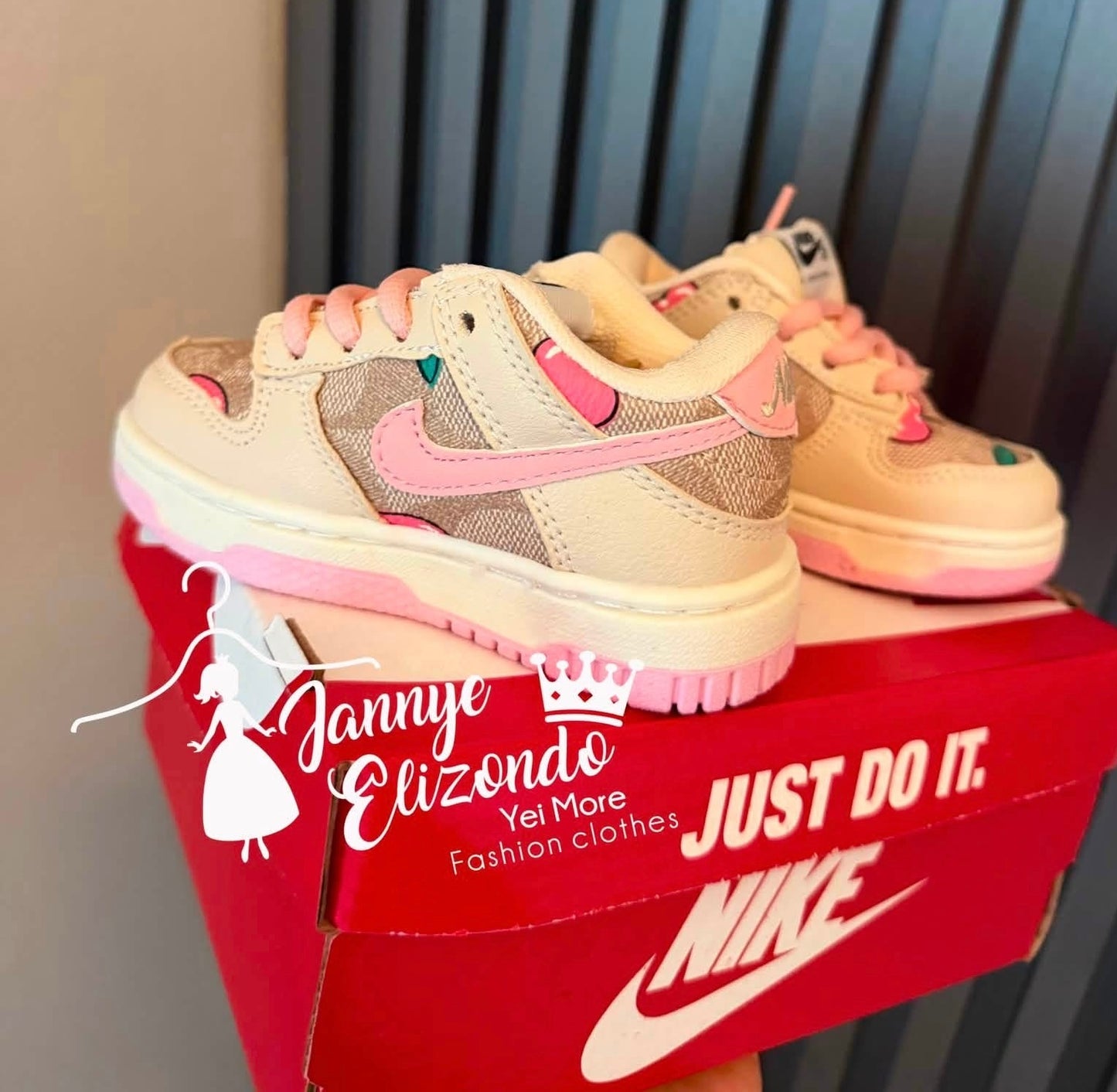 Includes box.  Children’s sneakers with an embroidered logo detail on the back. ✨