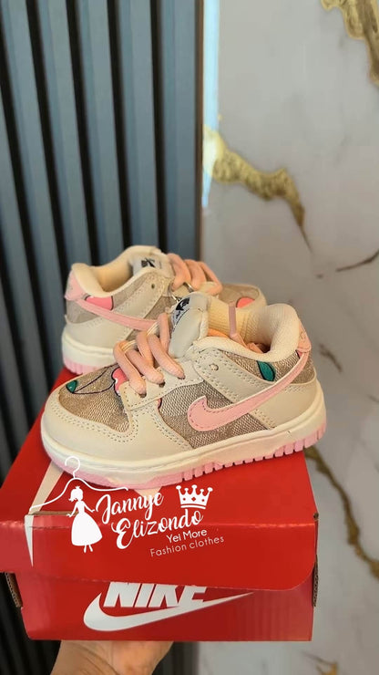 Includes box.  Children’s sneakers with an embroidered logo detail on the back. ✨
