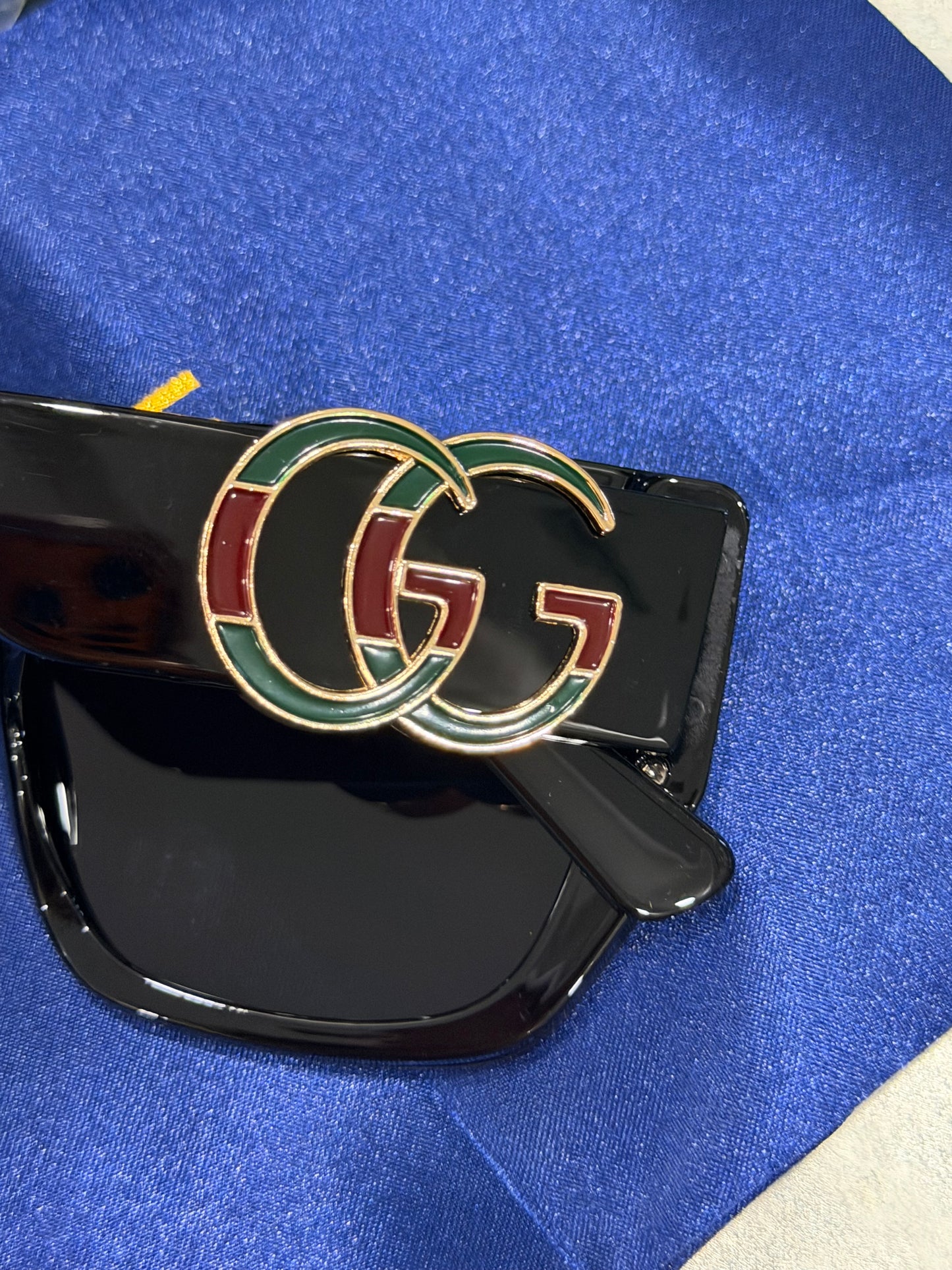 Sunglasses (It comes in a box and with its case)