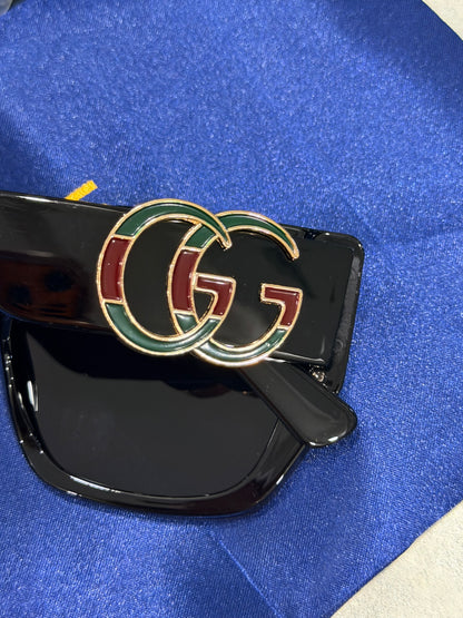 Sunglasses (It comes in a box and with its case)