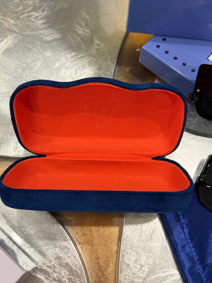 Sunglasses (It comes in a box and with its case)