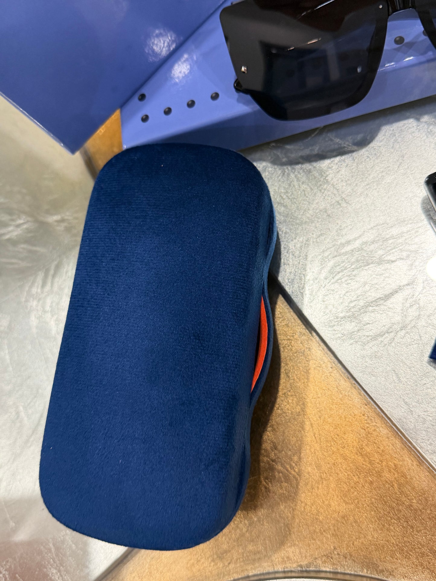 Sunglasses (It comes in a box and with its case)
