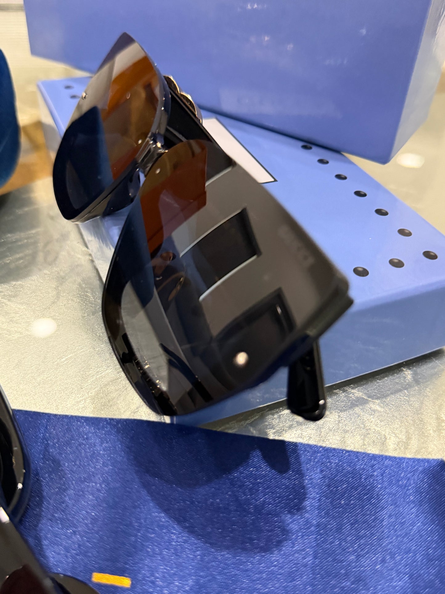 Sunglasses (It comes in a box and with its case)