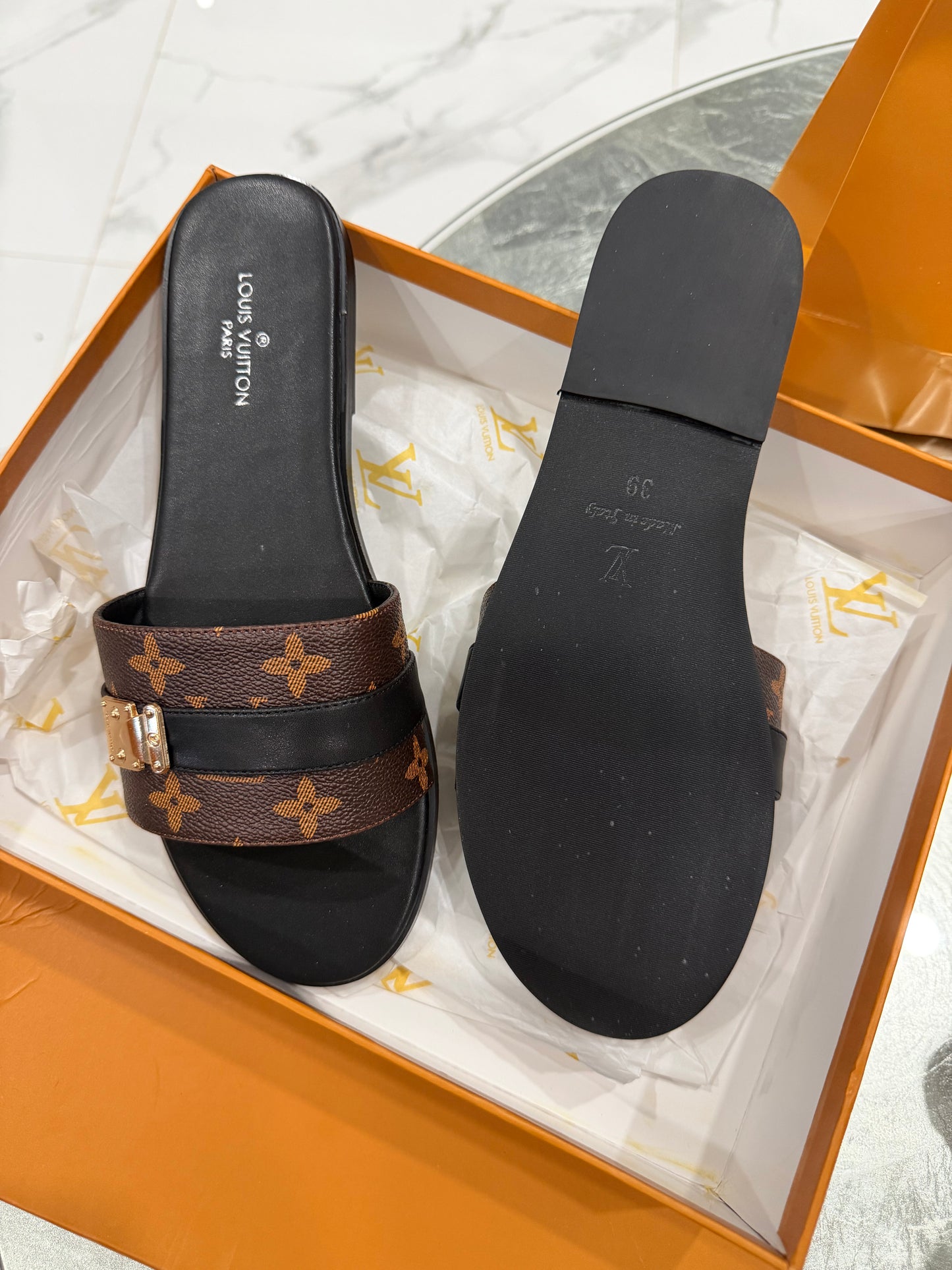 Sandals great quality include box (SANDALS ONLY)