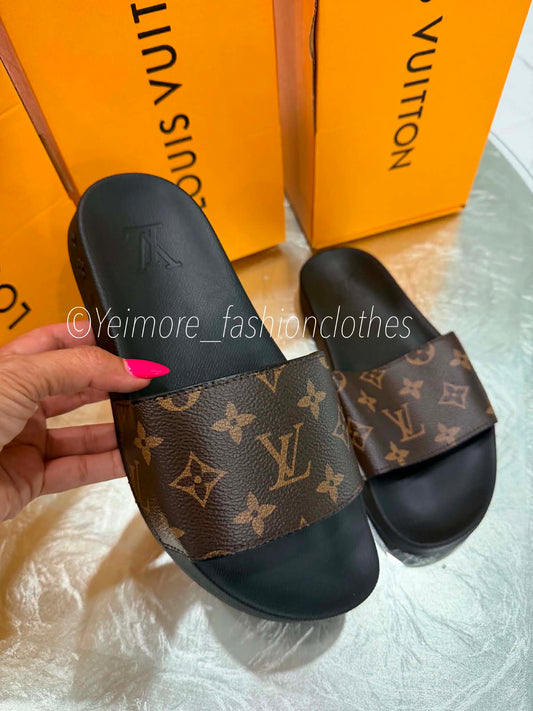 Sandals good quality in box UNISEX