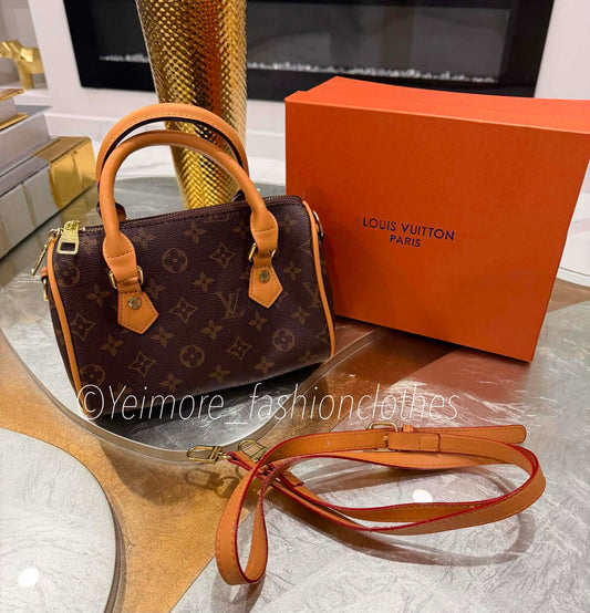 Adult, pre-teen and girl handbag. Great quality (Includes box & strap to use as crossbody)