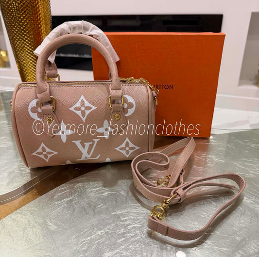 Adult, pre-teen and girl handbag. Great quality (Includes box & strap to use as crossbody)