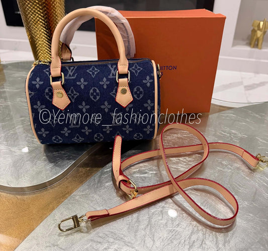Adult, pre-teen and girl handbag. Great quality (Includes box & strap to use as crossbody)