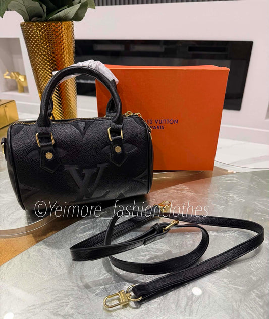 Adult, pre-teen and girl handbag. Great quality (Includes box & strap to use as crossbody)