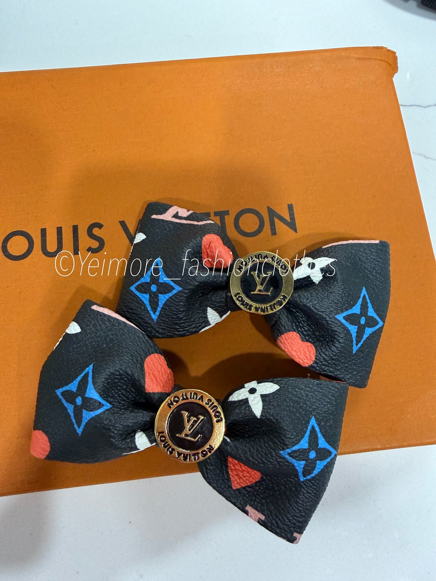 Pair of bows