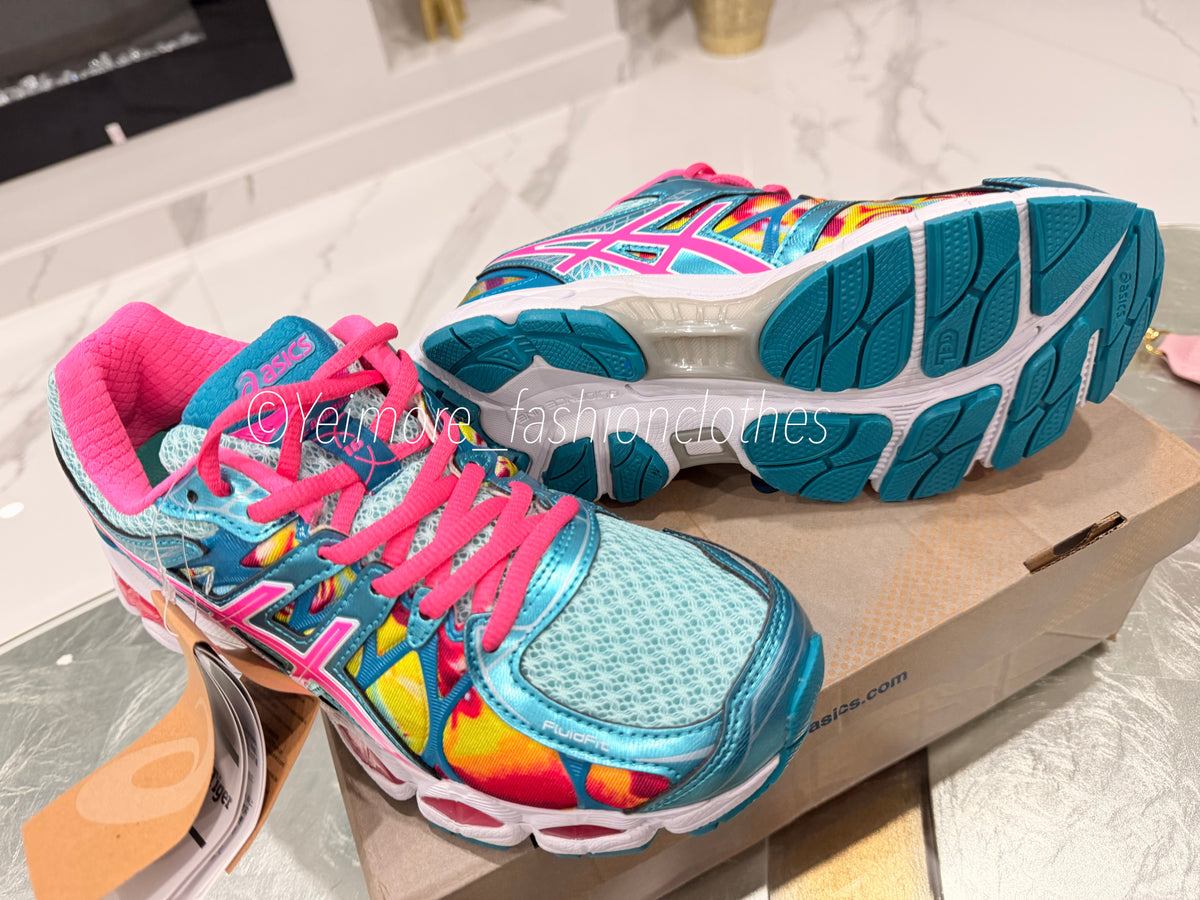 GOOD QUALITY WOMEN’S SNEAKERS – IN BOX  (NO BAG INCLUDED.)