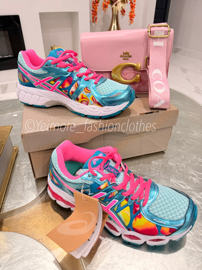 GOOD QUALITY WOMEN’S SNEAKERS – IN BOX  (NO BAG INCLUDED.)