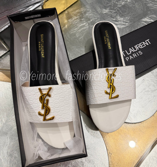 Sandals good quality in box