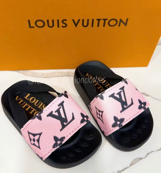 Girl sandals ( no box)