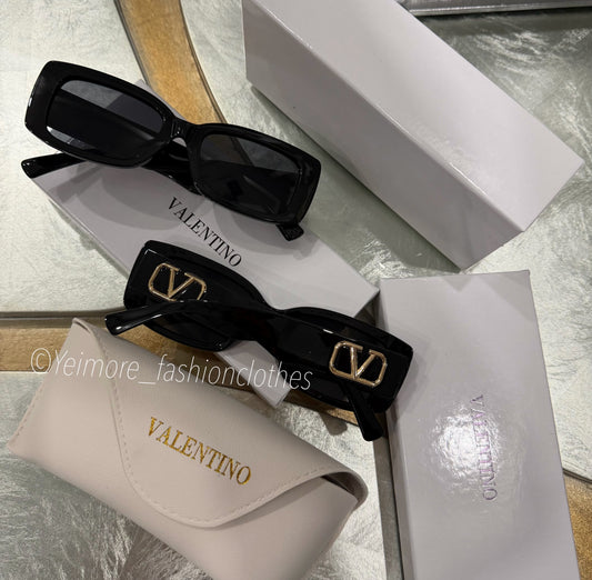 Sunglasses (It comes in a box and with its case)