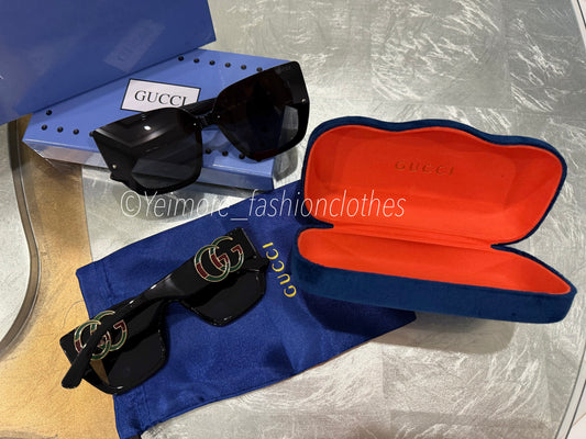 Sunglasses (It comes in a box and with its case)