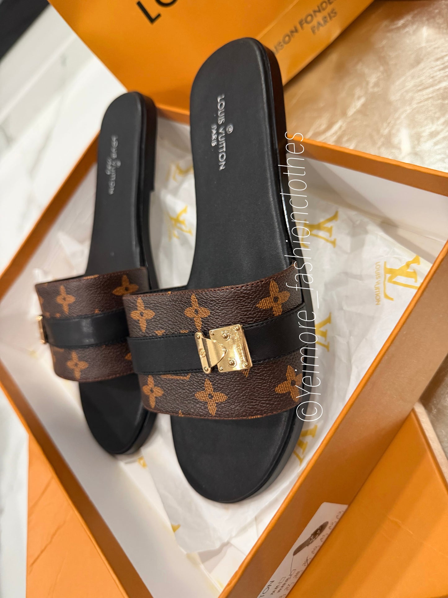 Sandals great quality include box (SANDALS ONLY)